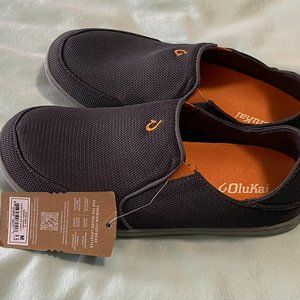 Brand New Men's OluKai Shoes Size 9.5 M - runs a little short on the length